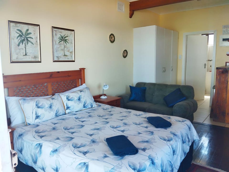 Seating area, Bedroom, wardrobe