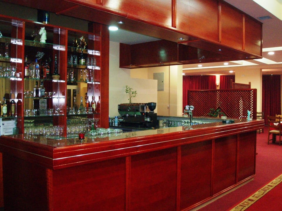 Lounge or bar, Drinks, Alcoholic drinks