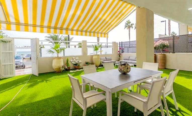 Apartamentos LOLA y MANUELA en primera línea playa Carihuela con excelente Terraza-jardin de 80 m2 frente al Mar con aparcamiento privado Ideal para descansar oyendo las olas del Mar Apartment in Torremolinos