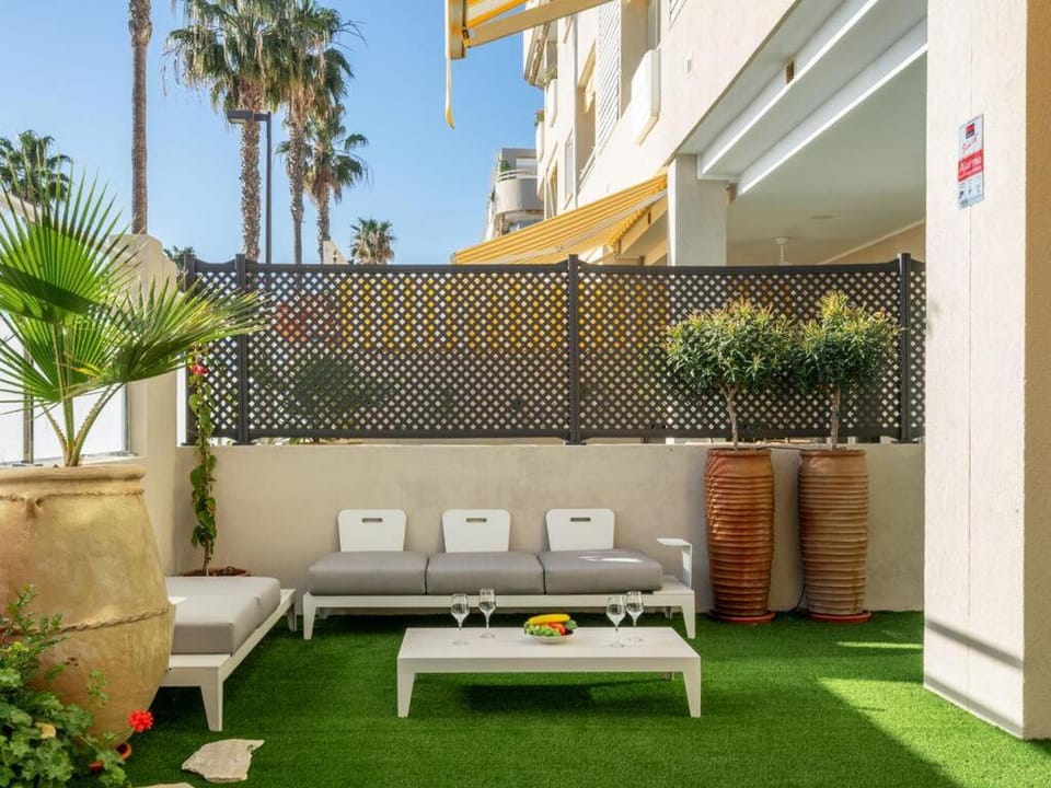 Apartamentos LOLA y MANUELA en primera línea playa Carihuela con excelente Terraza-jardin de 80 m2 frente al Mar con aparcamiento privado Ideal para descansar oyendo las olas del Mar Apartment in Torremolinos