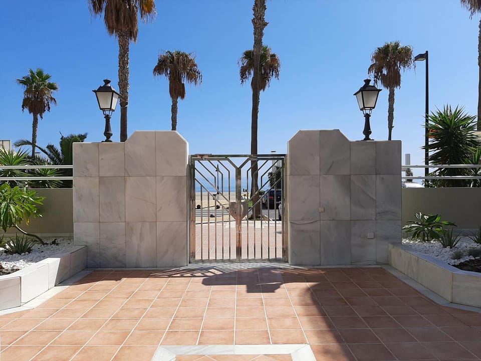 Apartamentos LOLA y MANUELA en primera línea playa Carihuela con excelente Terraza-jardin de 80 m2 frente al Mar con aparcamiento privado Ideal para descansar oyendo las olas del Mar Apartment in Torremolinos