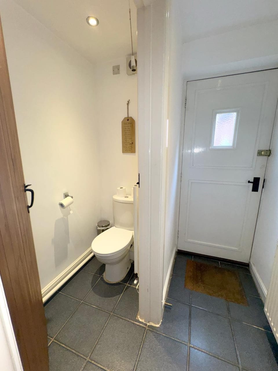 Toilet, Facade/entrance