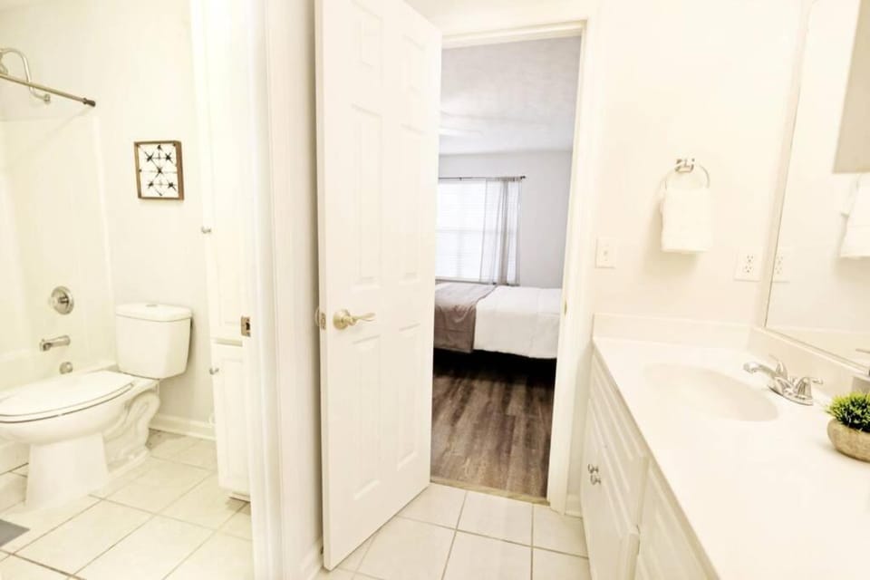 Dwell Proper 2 Bedroom Condo Apartment in Martinez