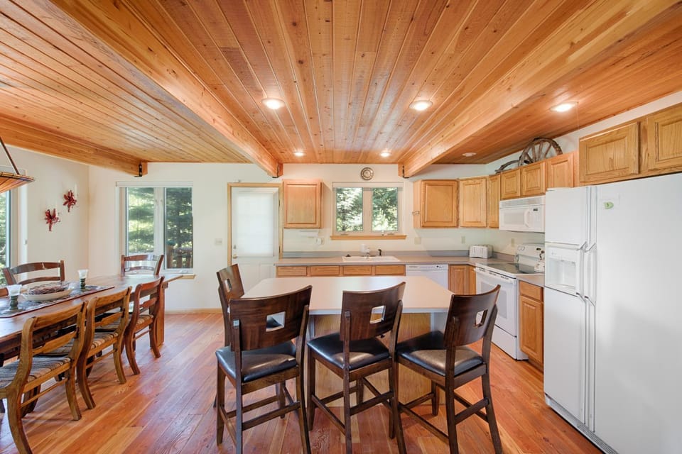 Sharlies Nest - Second Tier Lake Home - Neighborhood Private Shoreline Access House in Valley County