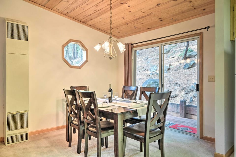 4 Mi to Big Tree State Park: Serene Cabin w/ Deck Cabin in Dorrington
