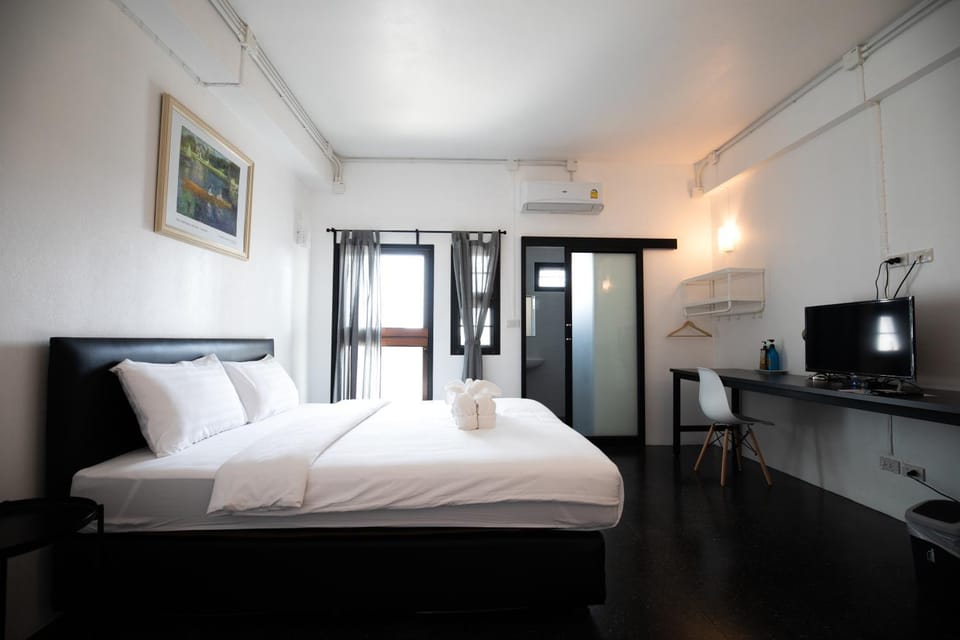 Bed, TV and multimedia, Photo of the whole room, Bedroom
