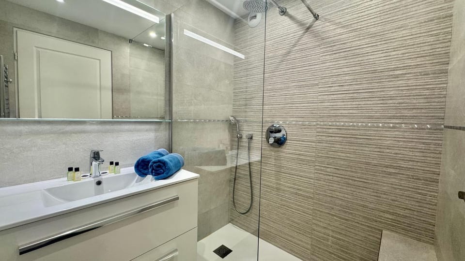 Shower, Bathroom, towels