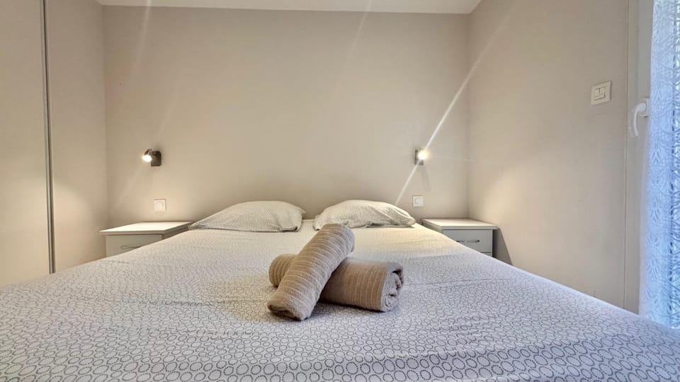 Bed, Photo of the whole room, Bedroom, towels