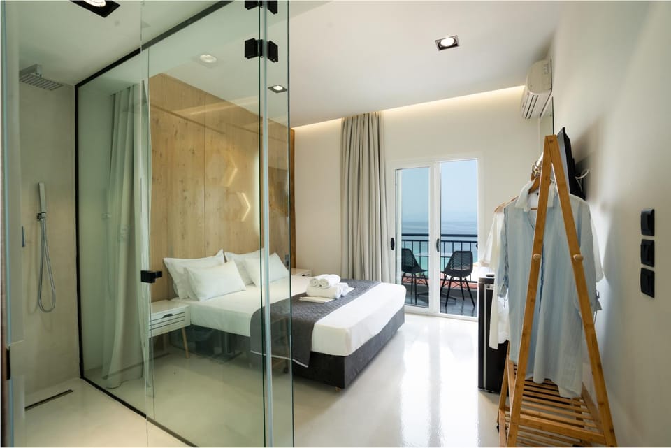 Photo of the whole room, Sea view