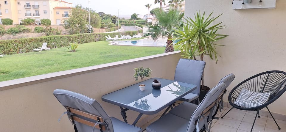 Pool and Garden Village-near beach Apartment in Olhos de Água