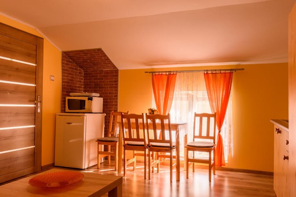Kitchen or kitchenette, Dining area