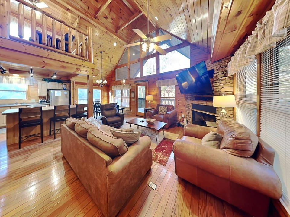 TV and multimedia, Kitchen or kitchenette, Living room, Seating area, Dining area, fireplace, furniture