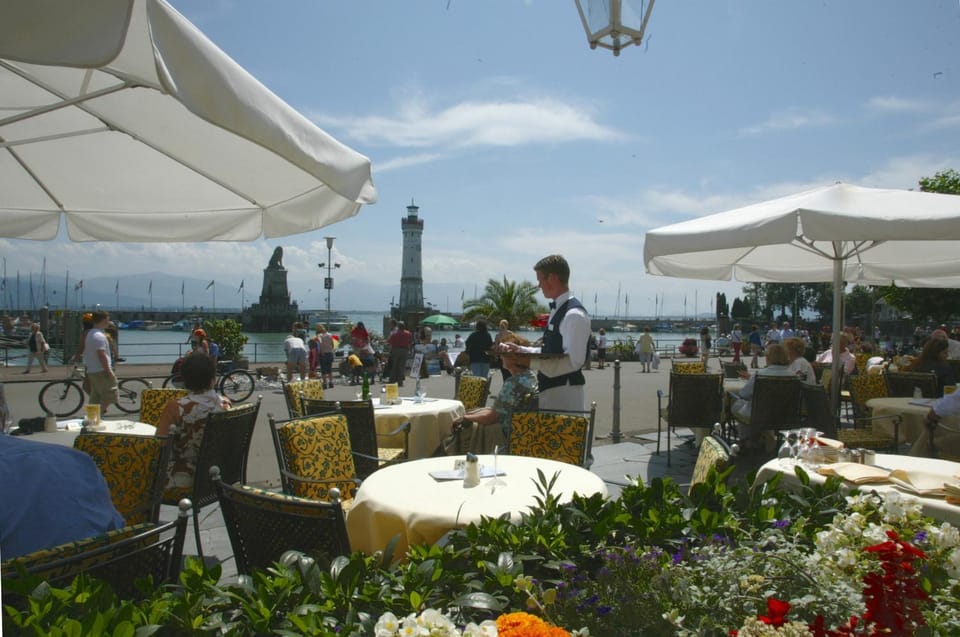 Restaurant/places to eat, Day, group of guests