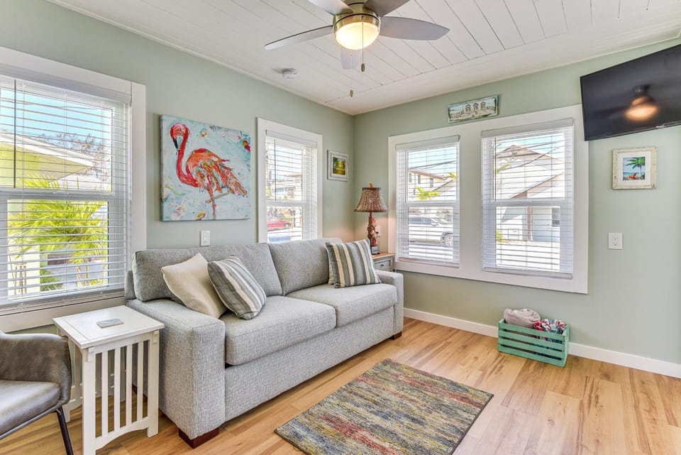 Outdoor Bar & Heated Pool: Bradenton Beach Home House in Bradenton Beach