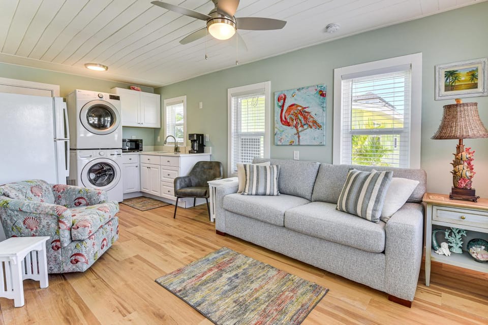 Outdoor Bar & Heated Pool: Bradenton Beach Home House in Bradenton Beach