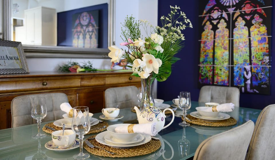 Decorative detail, Seating area, Dining area