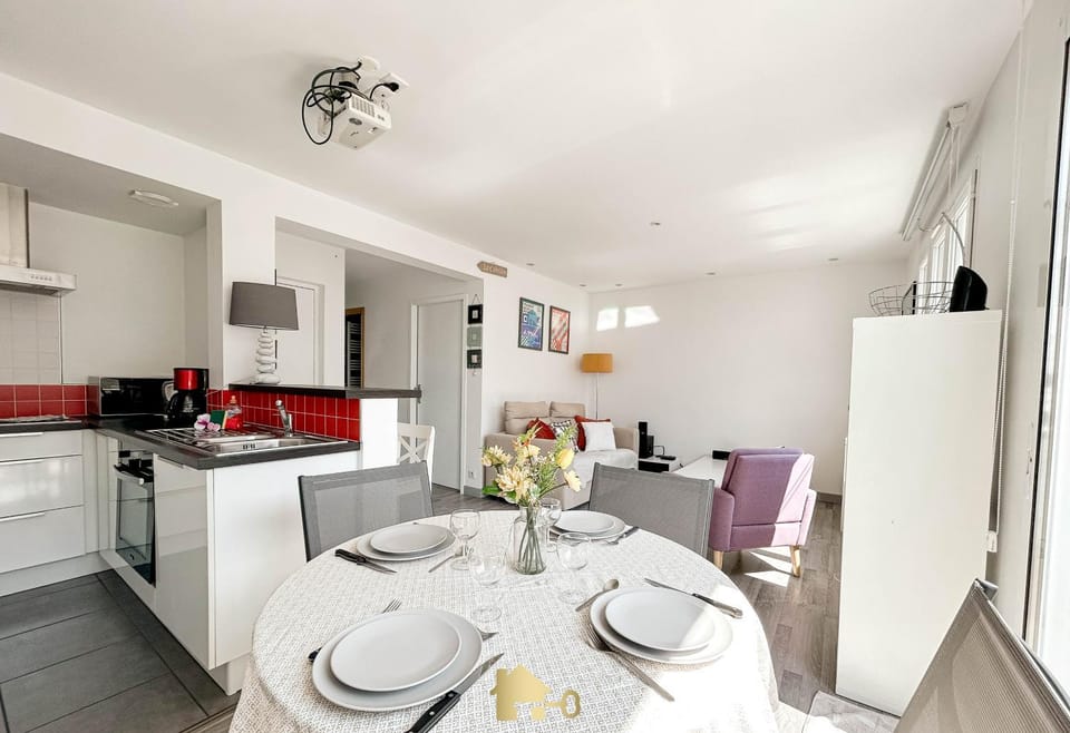 Kitchen or kitchenette, Living room, Seating area, Dining area, minibar, oven, pet friendly, toaster