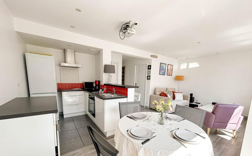 Coffee/tea facilities, Kitchen or kitchenette, Living room, Seating area, Dining area, minibar, pet friendly, toaster