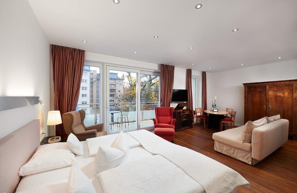Bed, TV and multimedia, Balcony/Terrace, Living room, Photo of the whole room, Seating area, Dining area, wardrobe