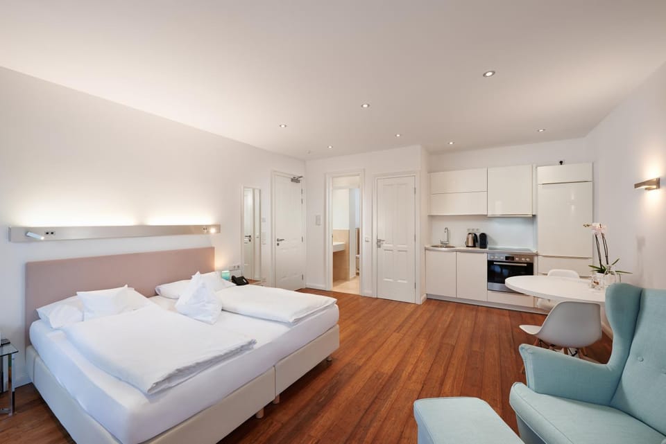 Bed, Kitchen or kitchenette, Photo of the whole room, Seating area, Dining area, Bedroom