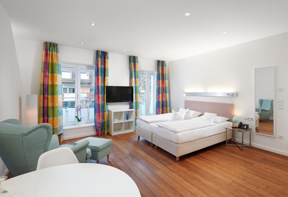 Bed, TV and multimedia, Balcony/Terrace, Photo of the whole room, Seating area, Bedroom