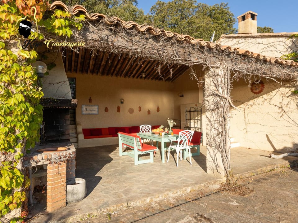 Patio, Dining area
