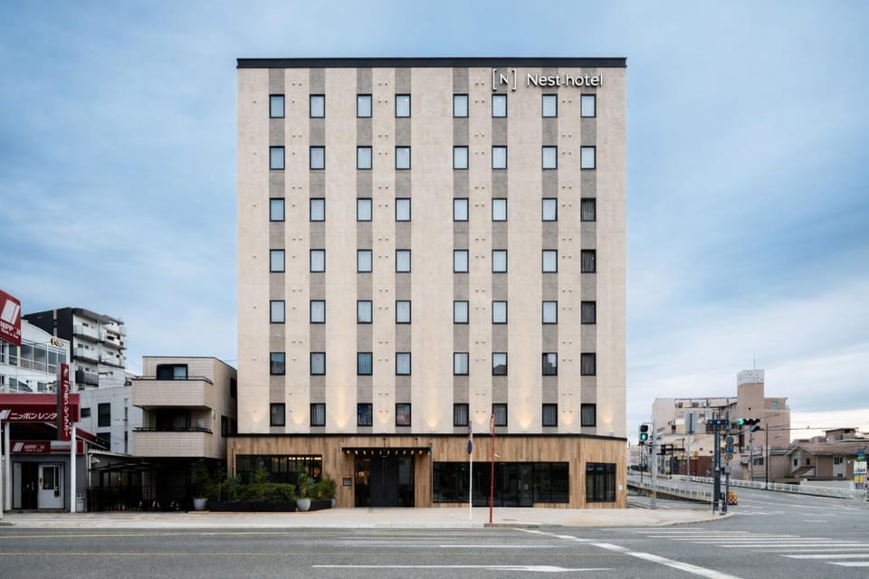 Facade/entrance, Day, City view, Street view, Location