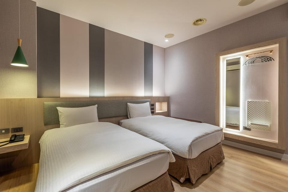 Bed, Photo of the whole room, wardrobe