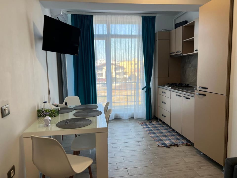 TV and multimedia, Kitchen or kitchenette, Dining area, stove