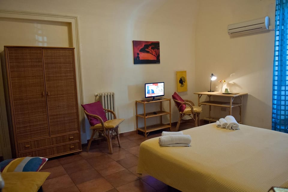 Bed, TV and multimedia, Photo of the whole room, Bedroom, hair dresser, towels, air conditioner