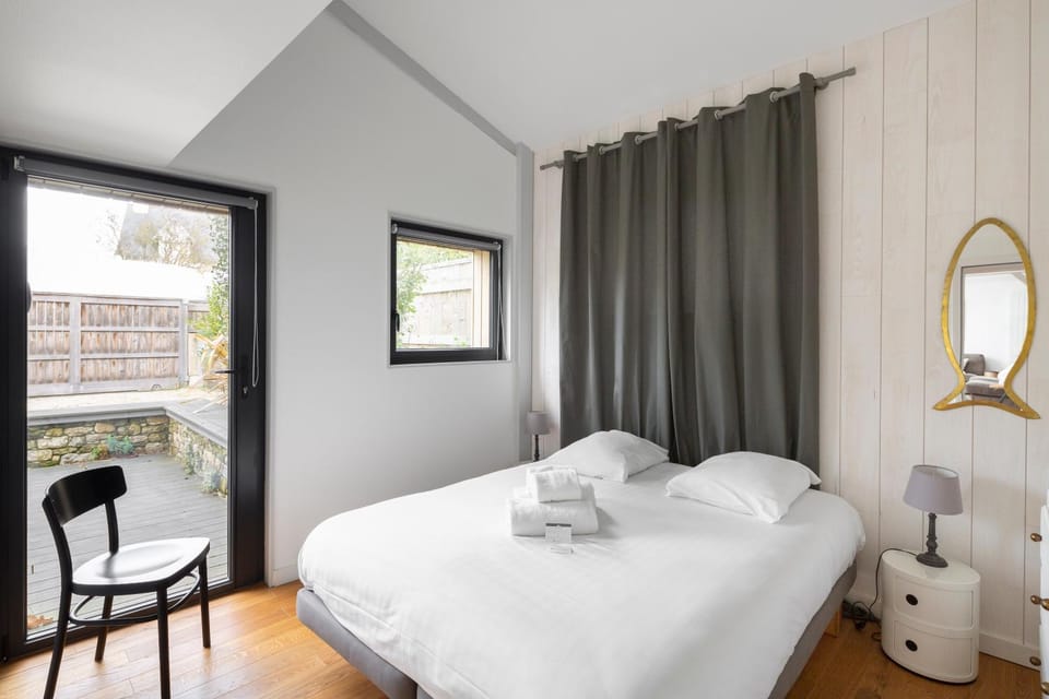 Photo of the whole room, Bedroom