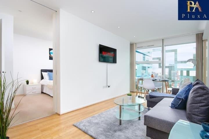 Pluxa Azure Cubic - Azure Cityview, Corporate Stays Welcome Apartment in Birmingham