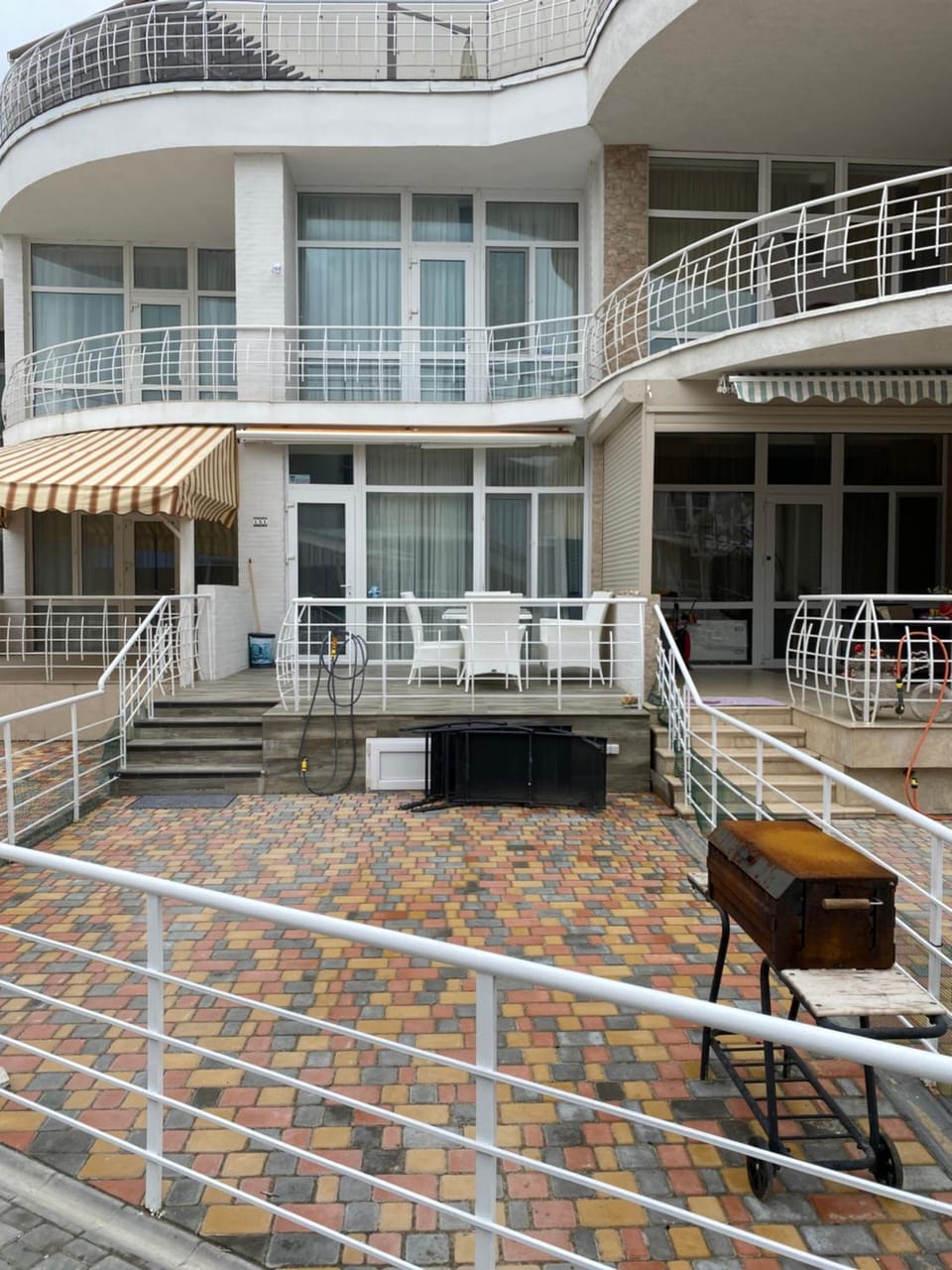 Facade/entrance, BBQ facilities, Balcony/Terrace