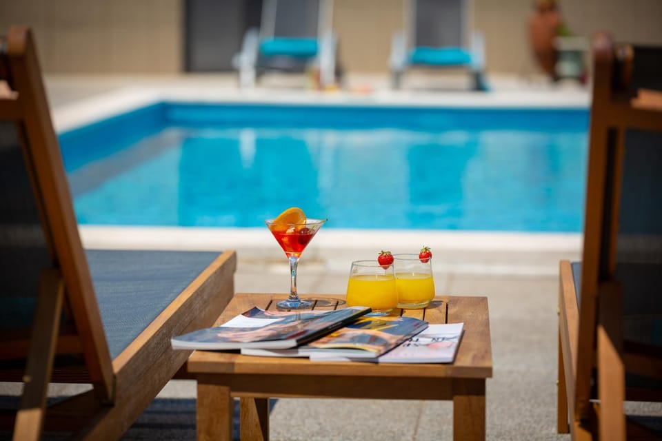 Day, Summer, Food and drinks, Pool view, Swimming pool, Swimming pool, Drinks, Alcoholic drinks, Non alcoholic drinks