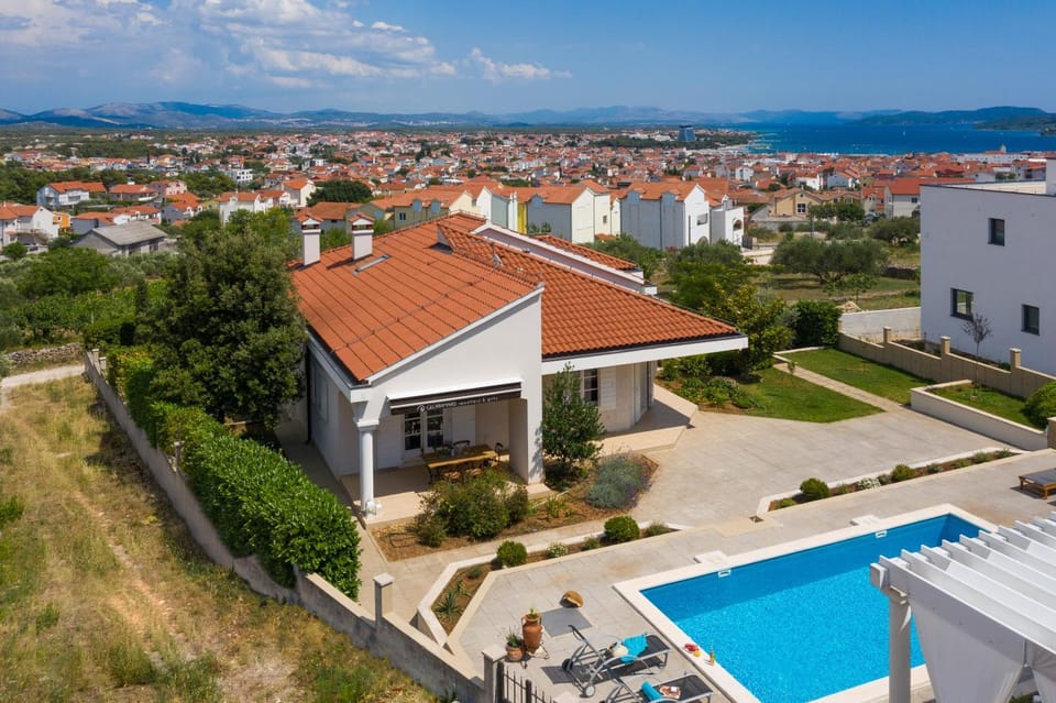 Bird's eye view, Garden, Balcony/Terrace, City view, City view, Garden view, Garden view, Mountain view, Pool view, Pool view, Sea view, Sea view, Street view, Quiet street view, Inner courtyard view