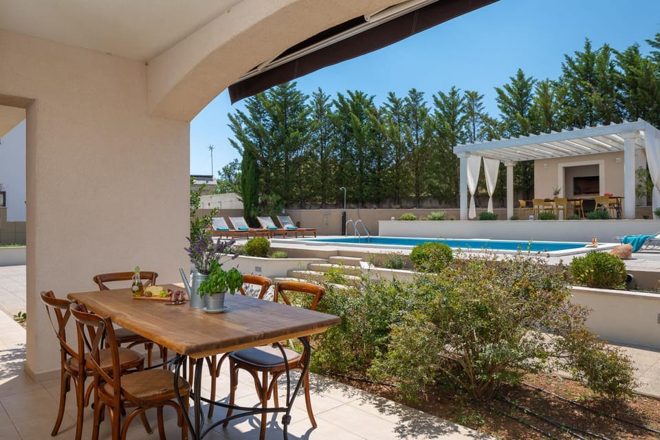 Patio, Natural landscape, BBQ facilities, Garden, Balcony/Terrace, Food, Garden view, Pool view, Swimming pool, Inner courtyard view