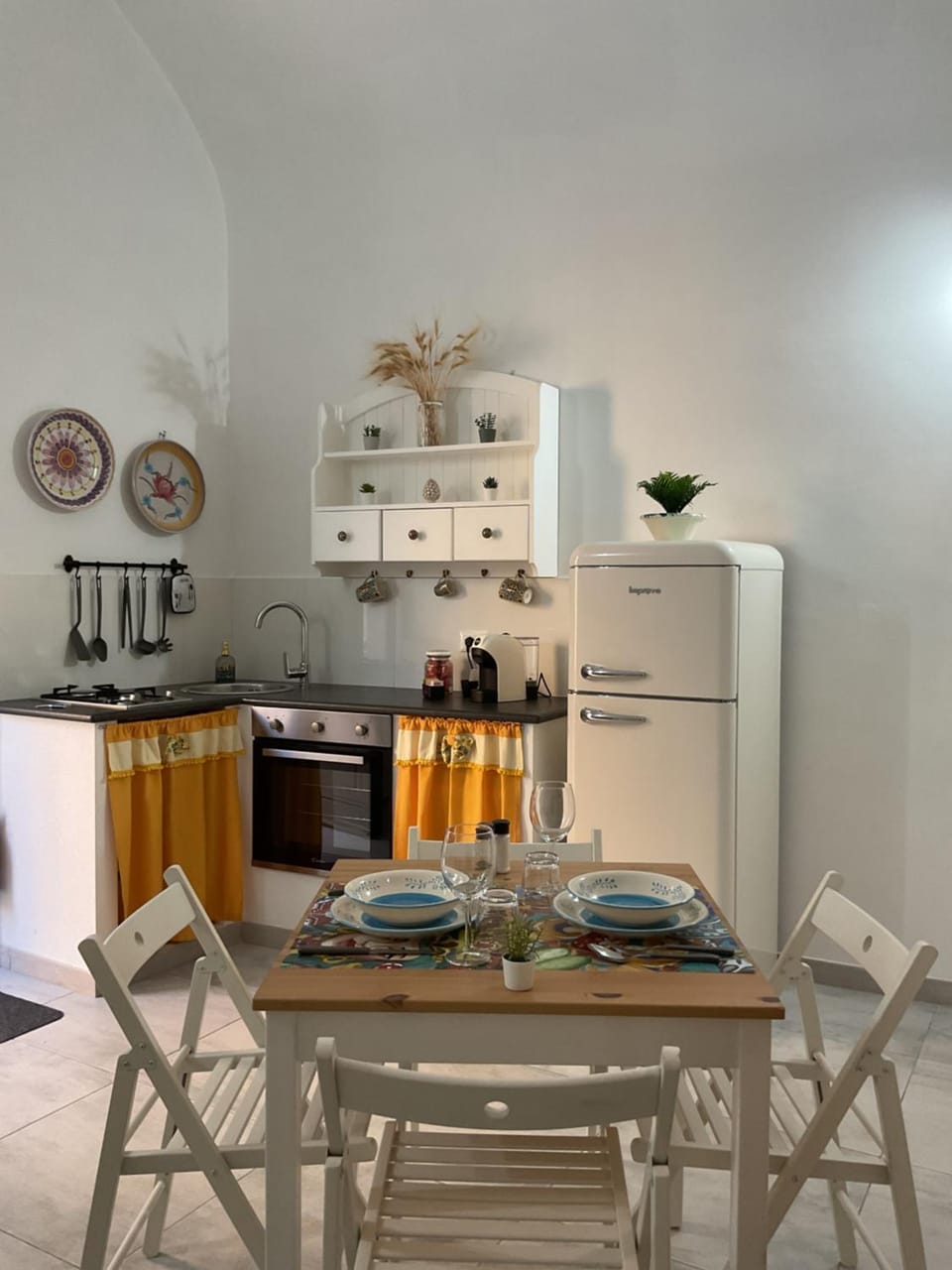 Coffee/tea facilities, Dining area, oven, stove