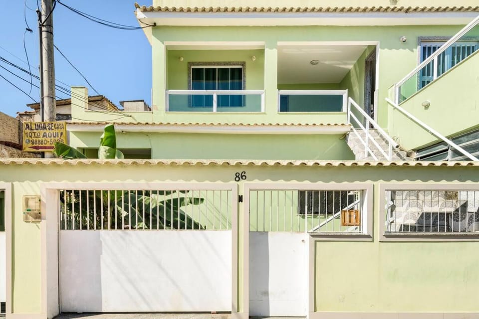 Suíte para solteiro em ambiente familiar no bairro de Realengo Apartment in Rio de Janeiro