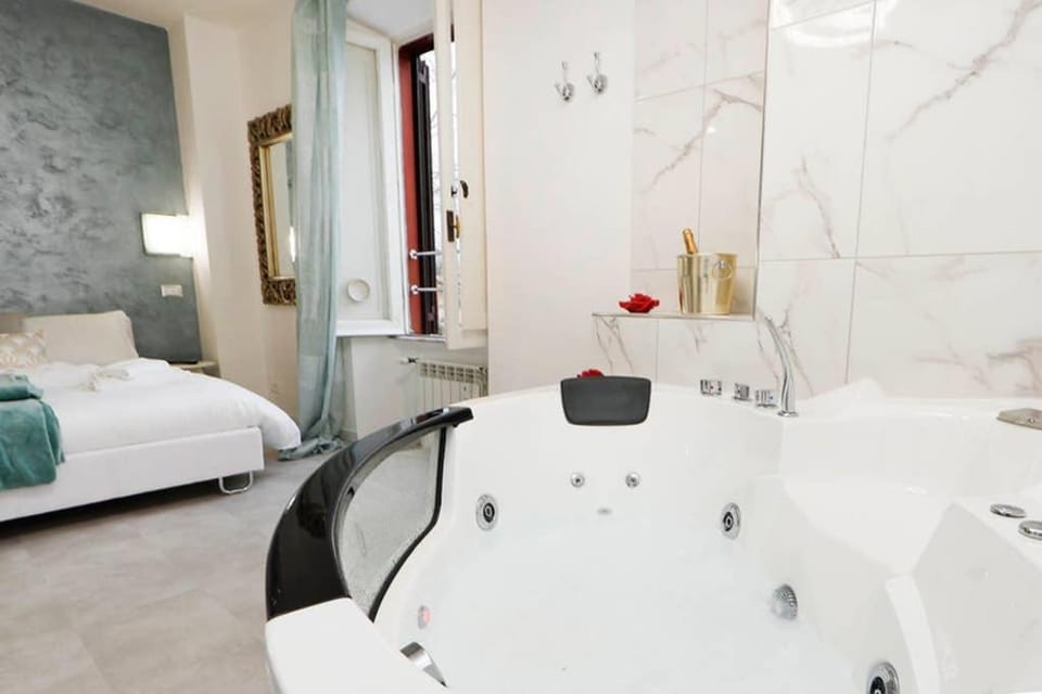 Hot Tub, Bedroom