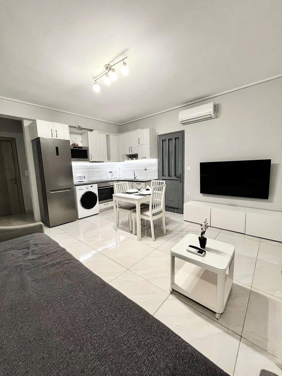 TV and multimedia, Kitchen or kitchenette, Living room, Seating area, Dining area, microwave, oven, stove, washing machine, air conditioner