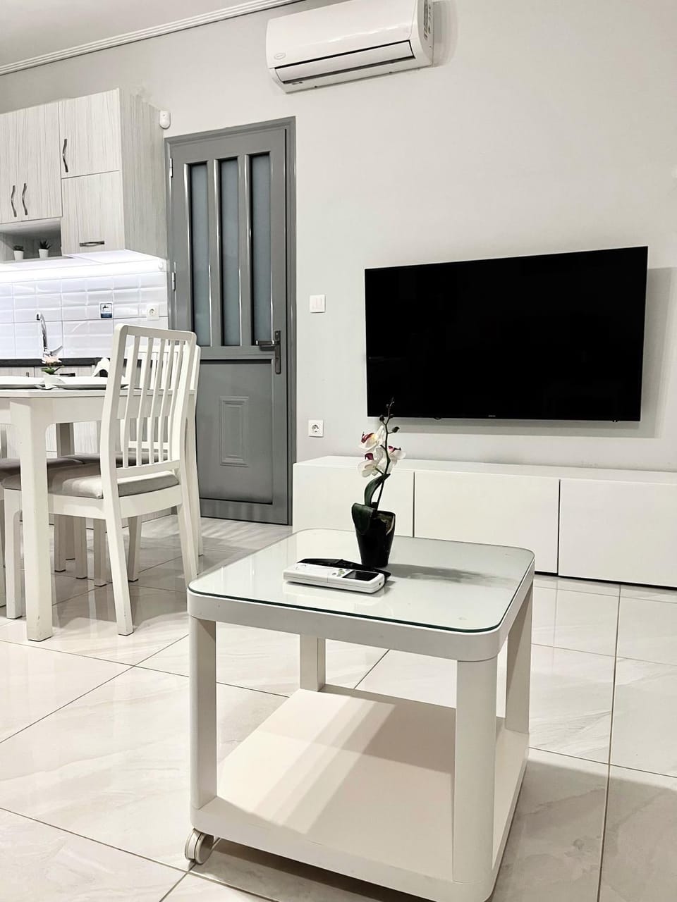 TV and multimedia, Living room, Seating area, air conditioner