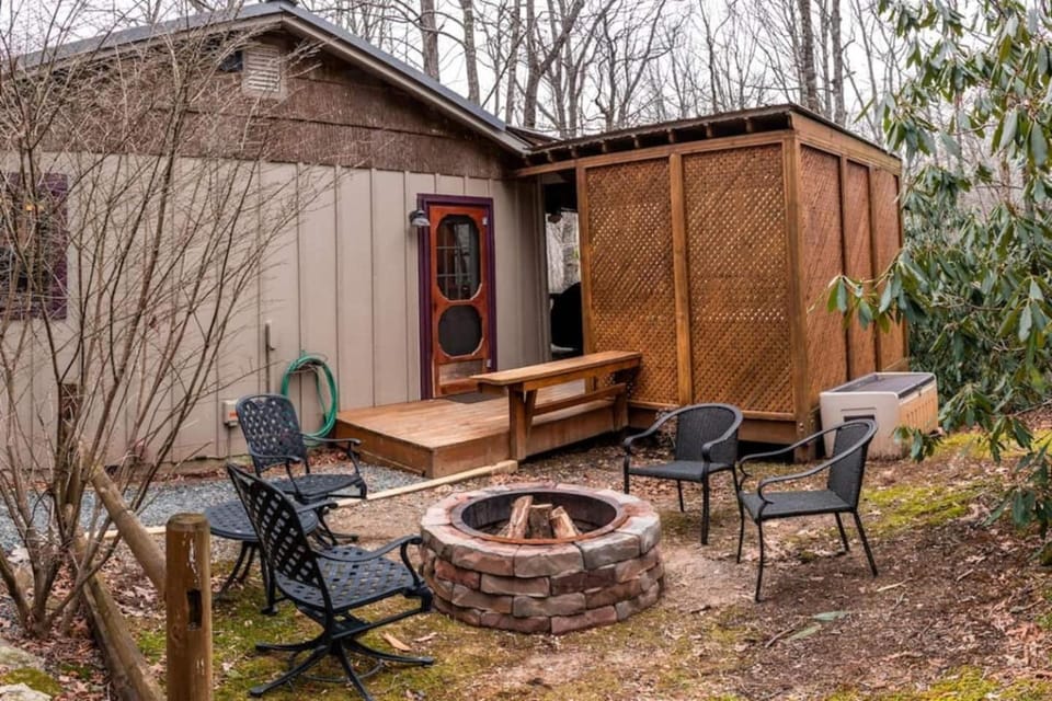 Mamaw's Cabin with Hot Tub Cabin in Tennessee