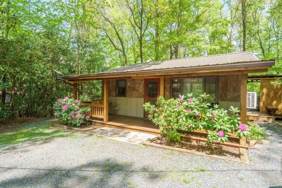 Mamaw's Cabin with Hot Tub Cabin in Tennessee