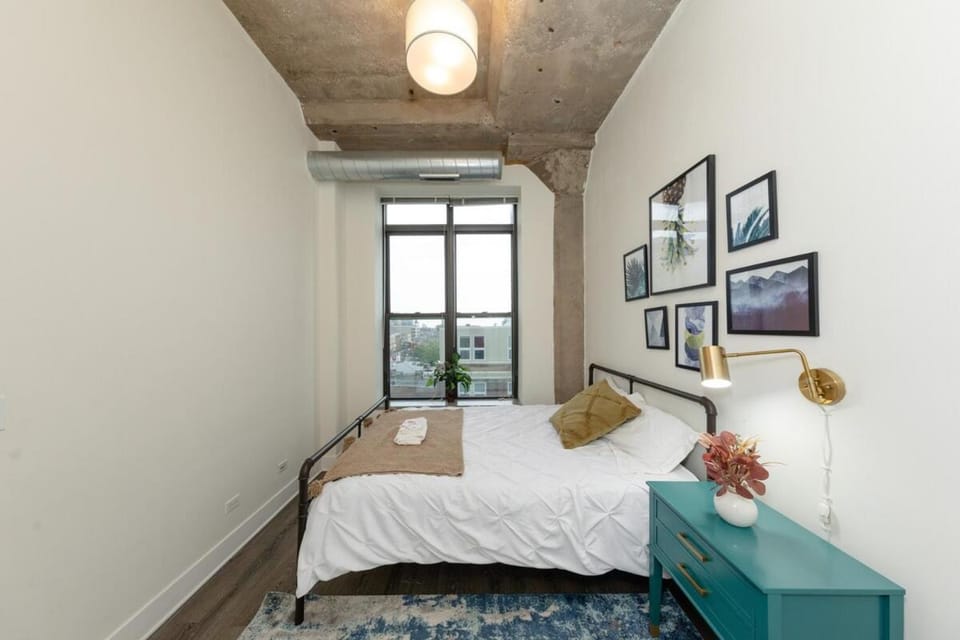 Family Friendly 2BR South Loop Suite with Optional Parking and Gym Access Sleeps up to 8 Near McCormick Place and Soldier Field Apartment in South Loop