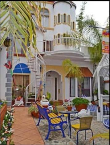 Welcome to Casa Viva Mexico 3-bedrooms 2-bathroms 6-Guests close to Shoping Center & Beach Villa in Tijuana
