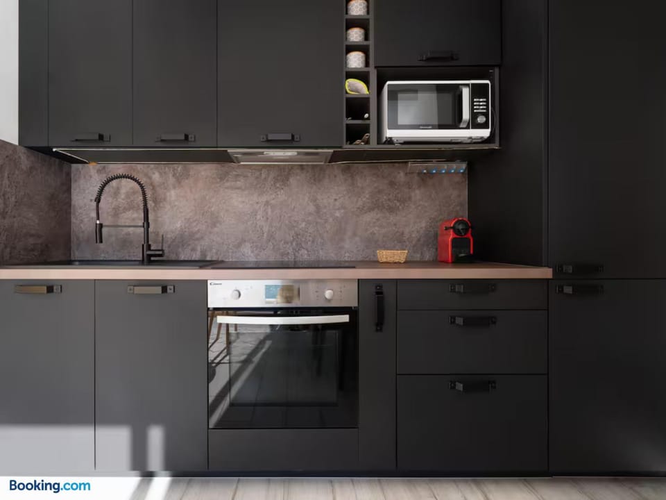 Coffee/tea facilities, Kitchen or kitchenette, microwave, oven, pet friendly, stove