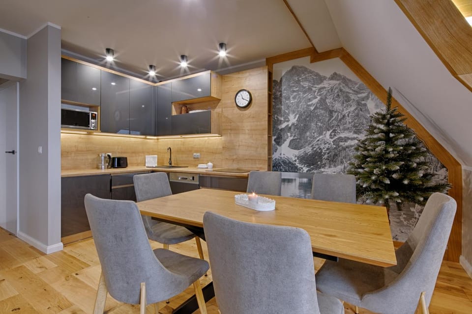 Kitchen or kitchenette, Dining area