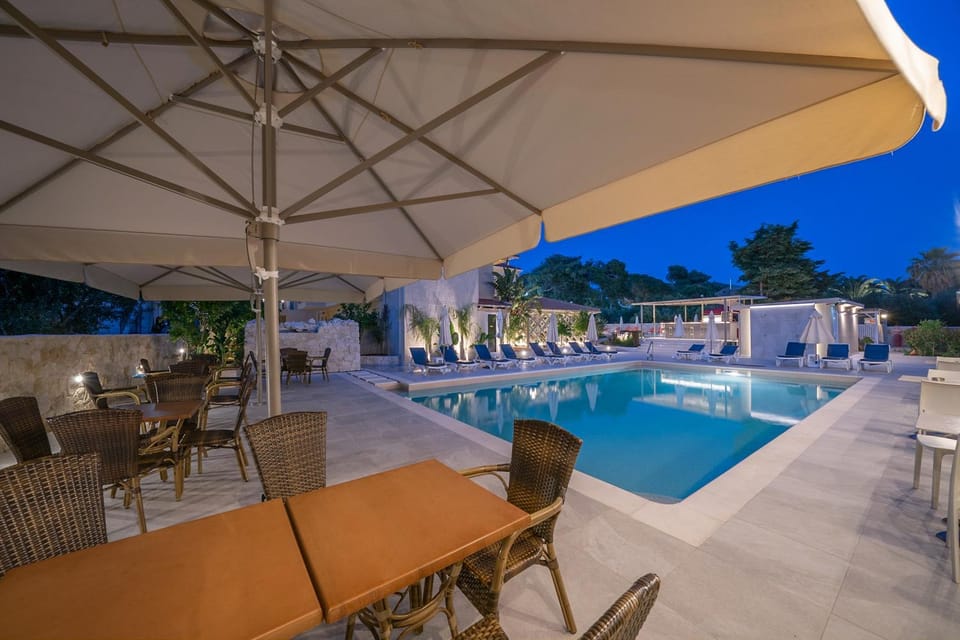 Property building, Restaurant/places to eat, Swimming pool