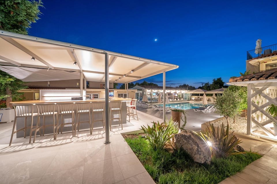 Property building, Lounge or bar, Swimming pool