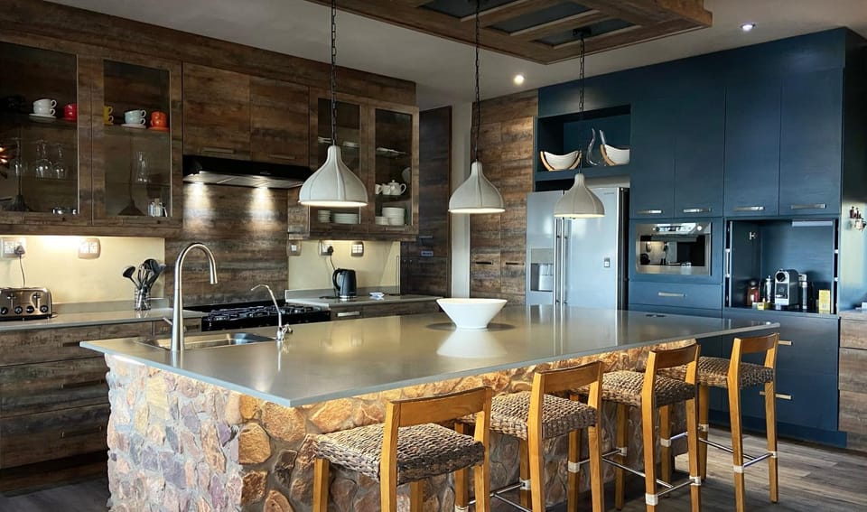Kitchen or kitchenette, Dining area, stove
